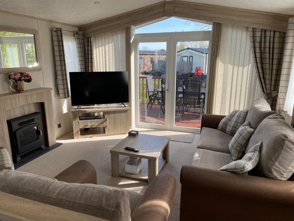 Beautiful 2 Bedroom Helmsley Lodge 노샘프턴 외부 사진