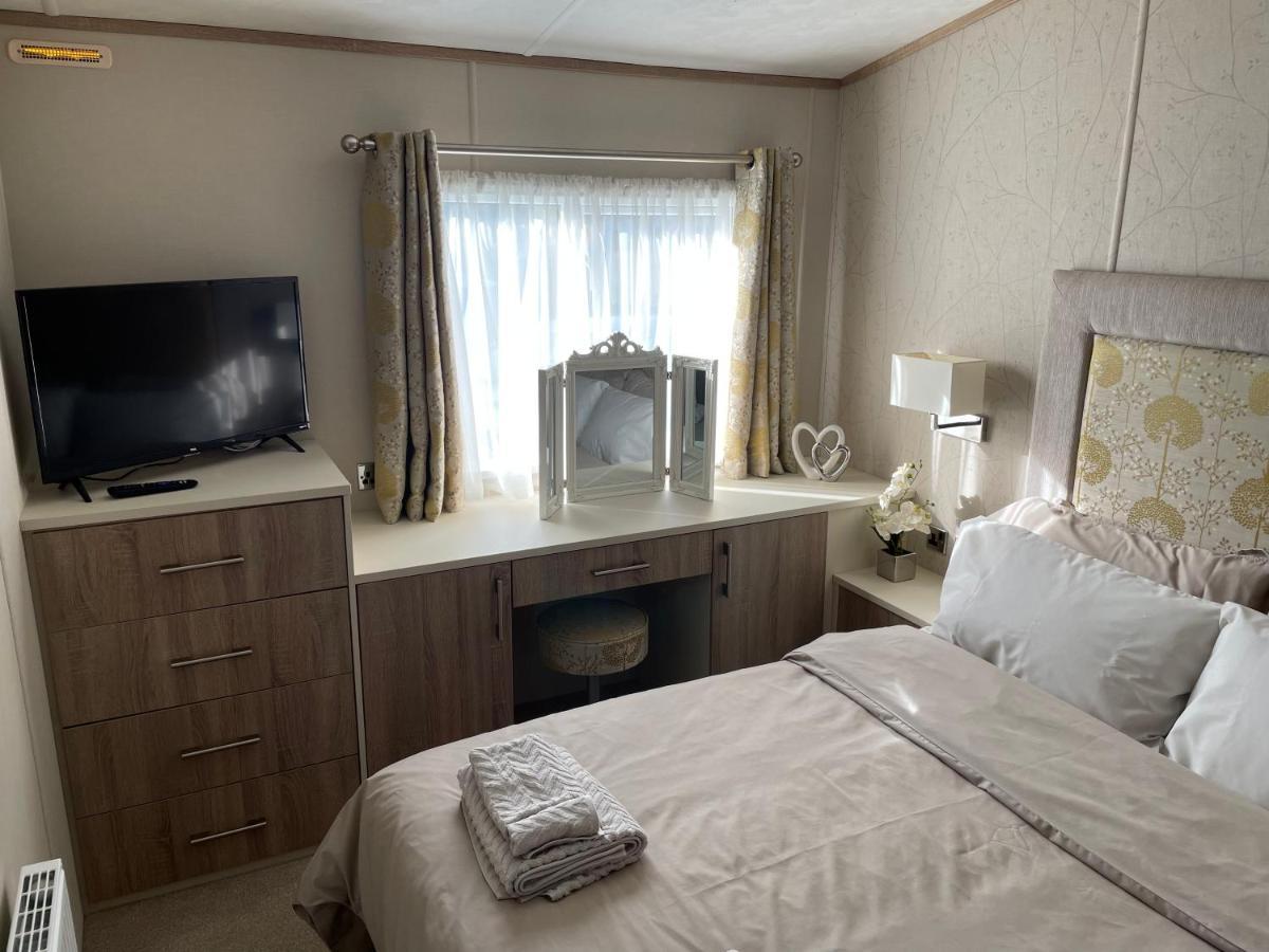 Beautiful 2 Bedroom Helmsley Lodge 노샘프턴 외부 사진