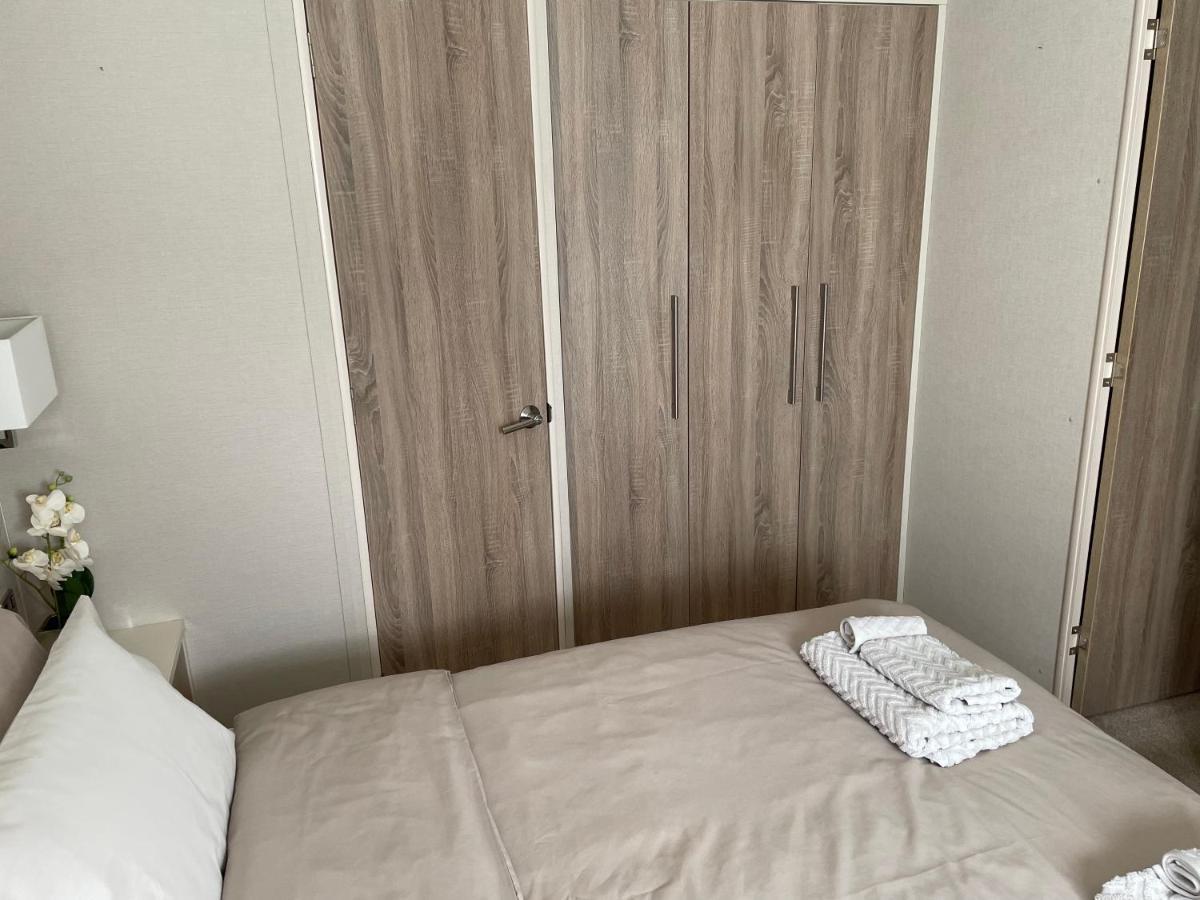 Beautiful 2 Bedroom Helmsley Lodge 노샘프턴 외부 사진